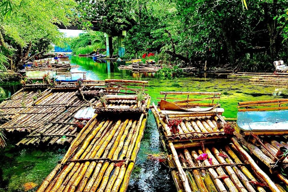 một nhóm thuyền đang đậu trên mặt nước