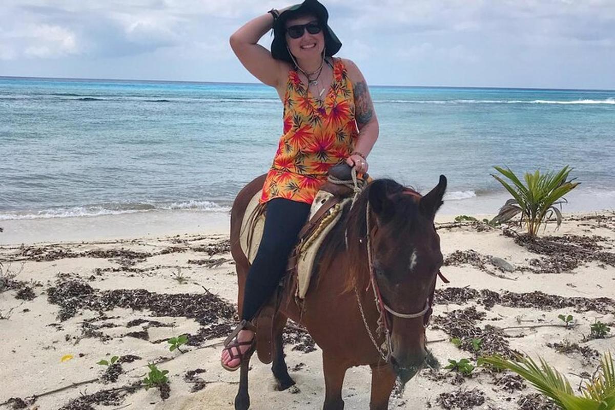 seorang wanita menunggang kuda di pantai