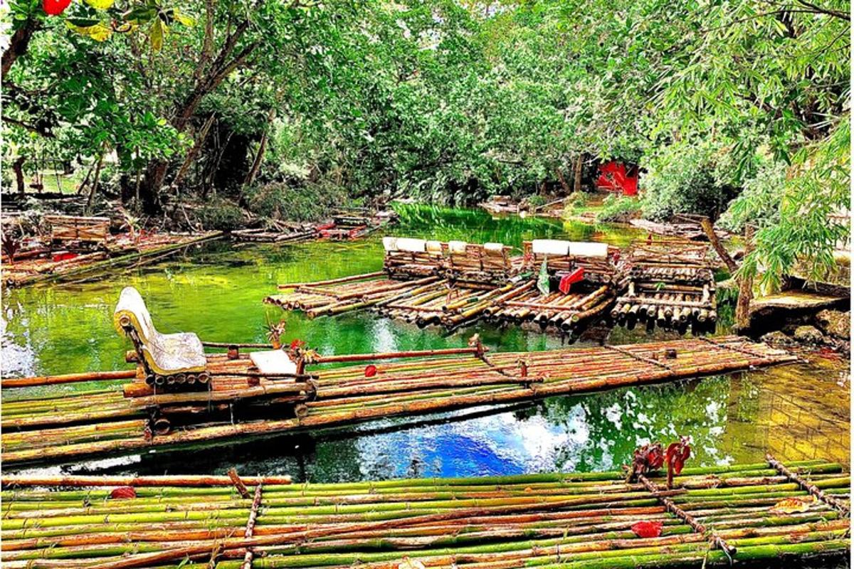 một nhóm bè tre trên sông