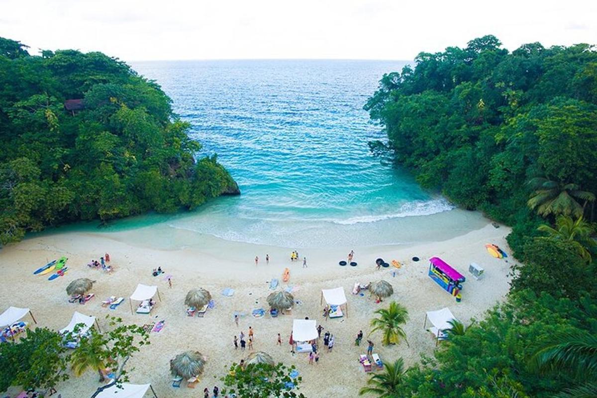 sekelompok orang di pantai dekat laut