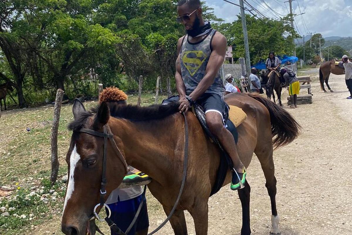 un uomo a cavallo