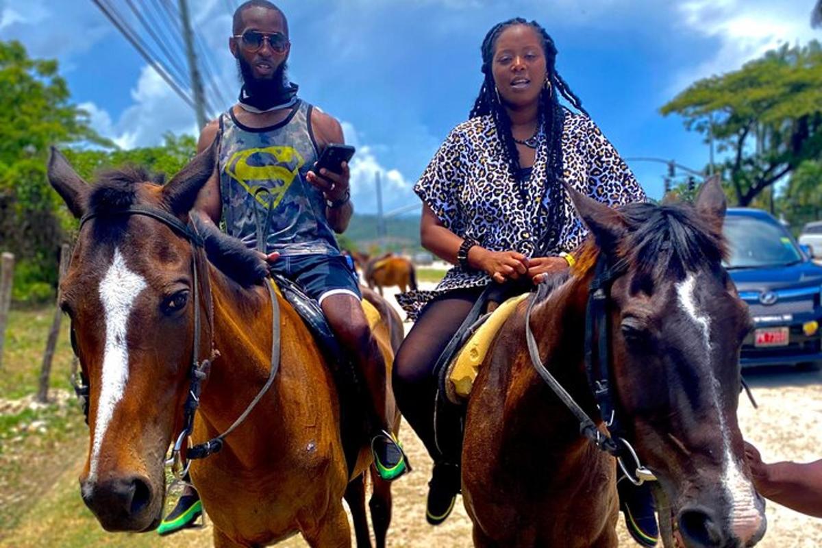 un uomo e una donna a cavallo