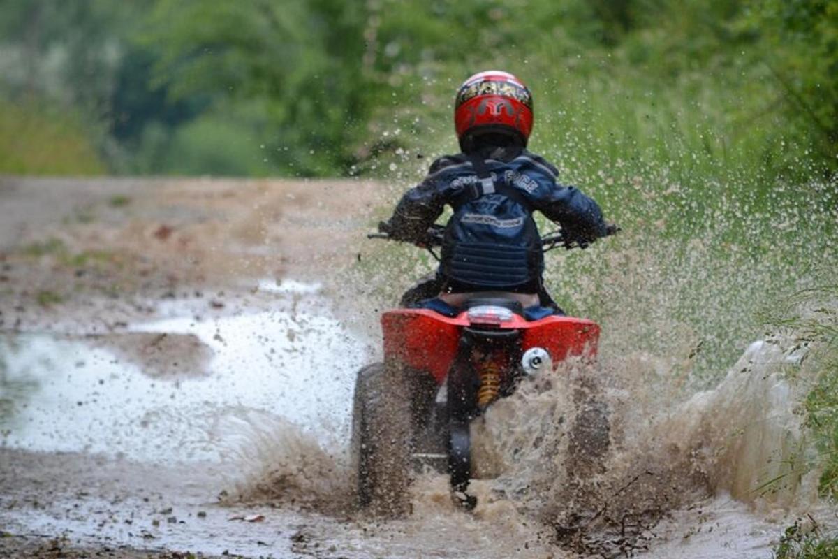 una persona que va en una camioneta per un camí de terra
