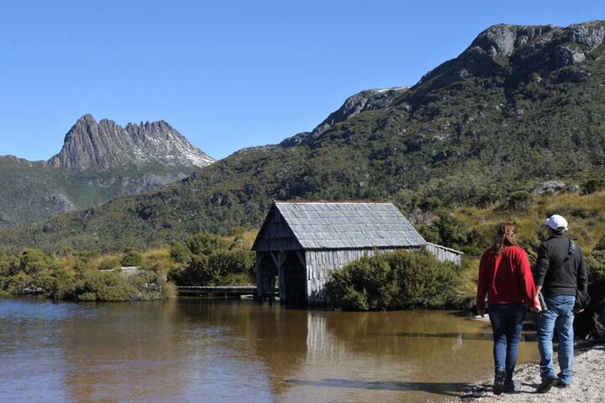 due persone in piedi accanto a un fienile nell'acqua