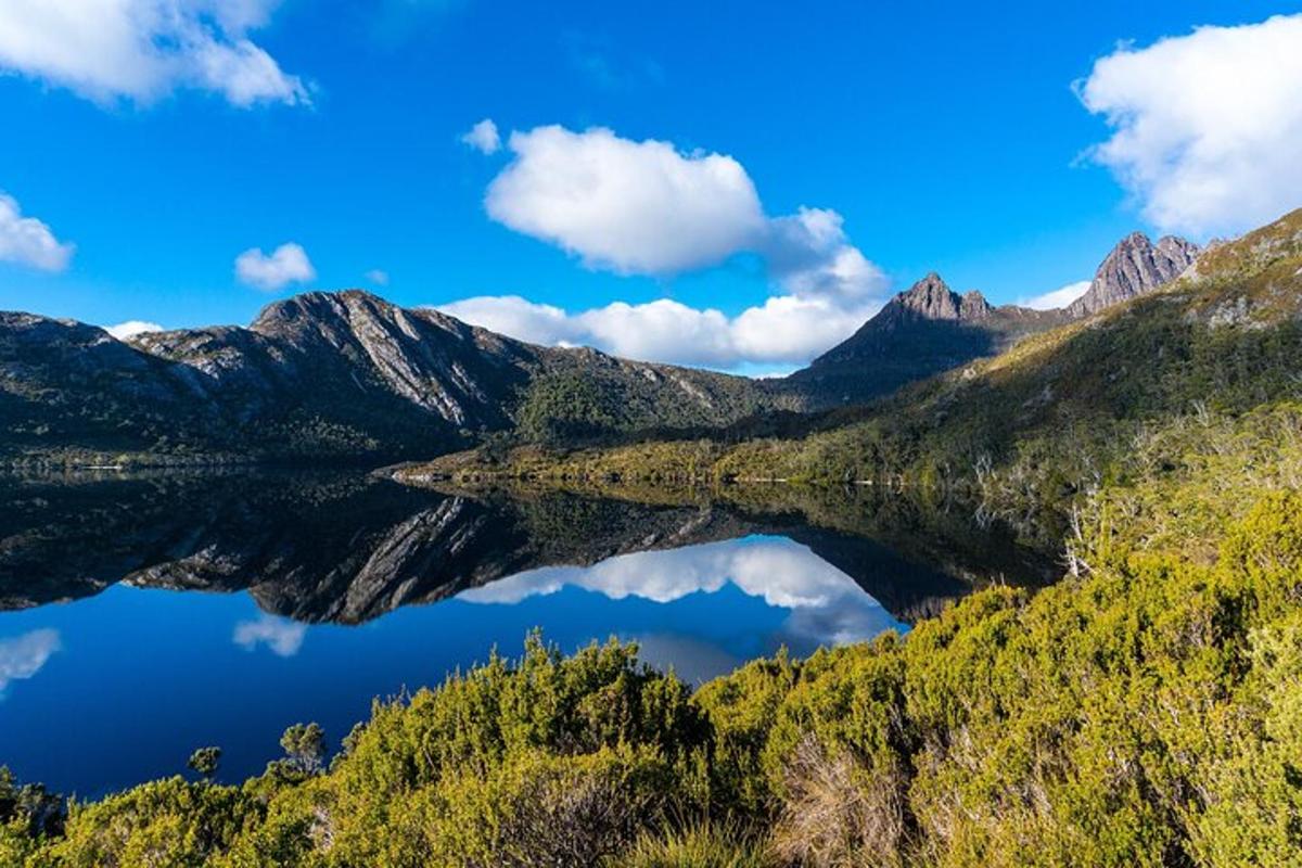 un lago in mezzo a una catena montuosa