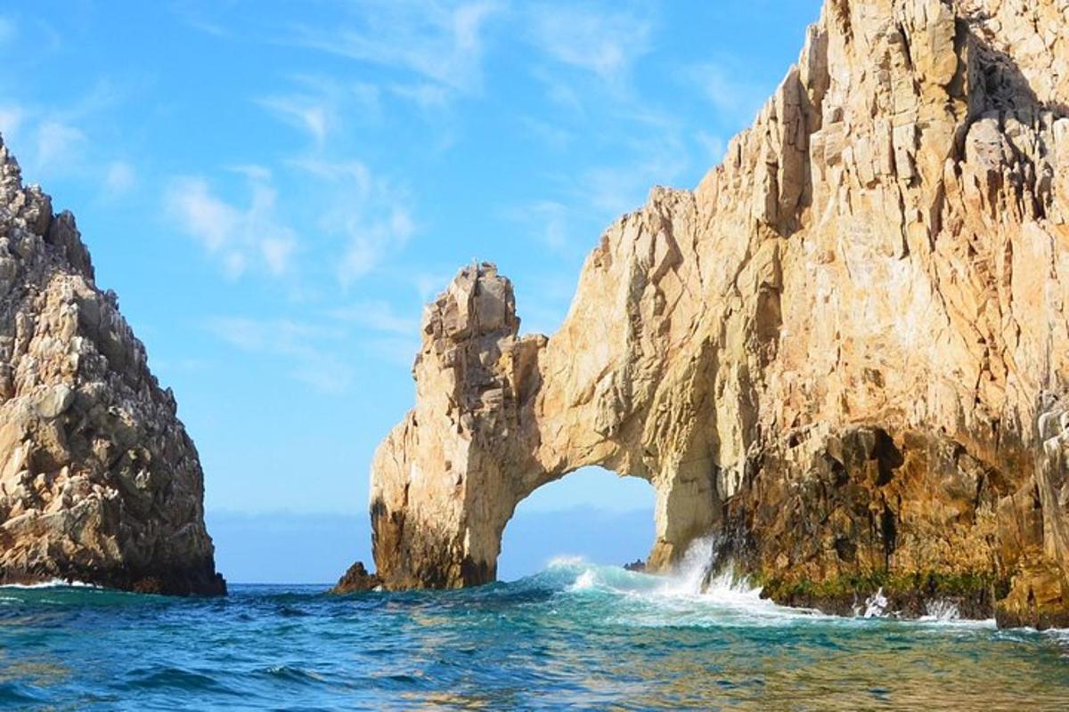 un arco in una formazione rocciosa nell'oceano