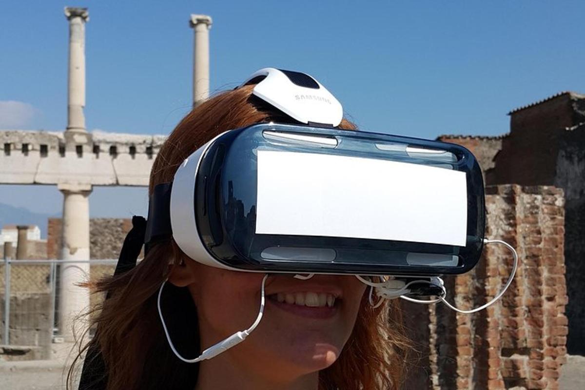 uma mulher usando um dispositivo de realidade virtual na cabeça