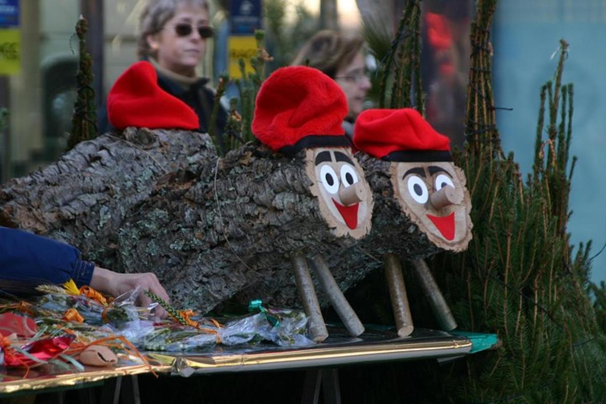 un grup de titelles amb barrets sobre una taula