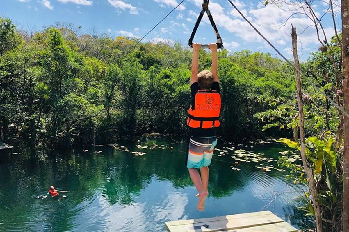 una persona en un columpio de cuerda sobre un río