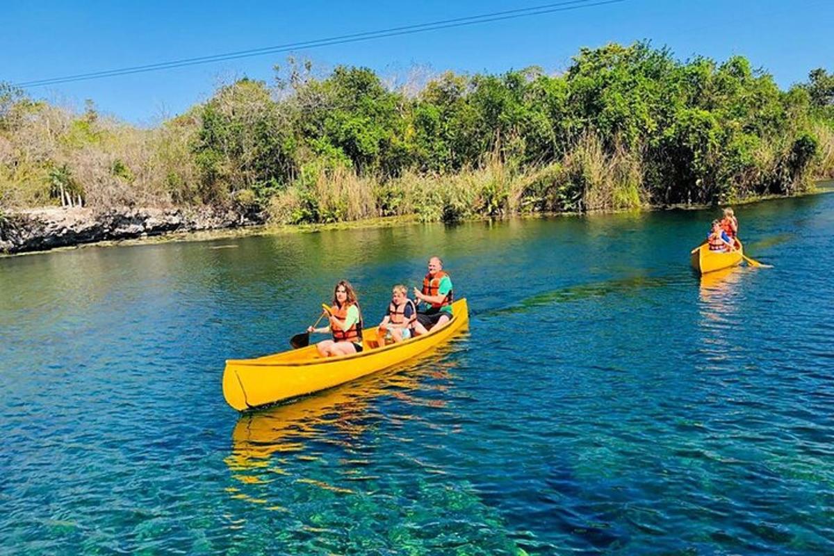 Un grupo de personas viajando en botes amarillos en un río