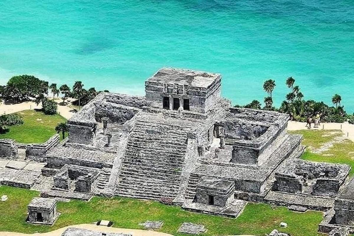 Una vista aérea de un antiguo templo junto al océano.