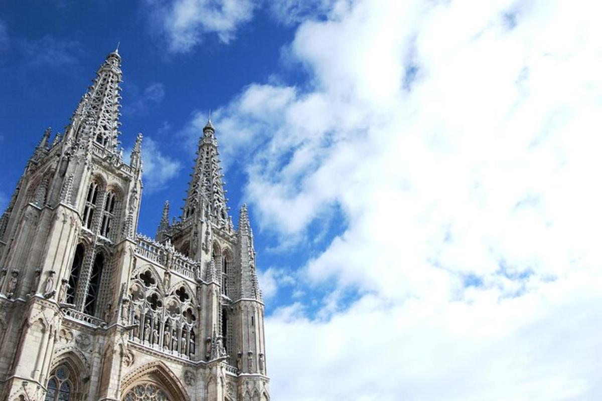 uma catedral com duas torres e um céu nublado