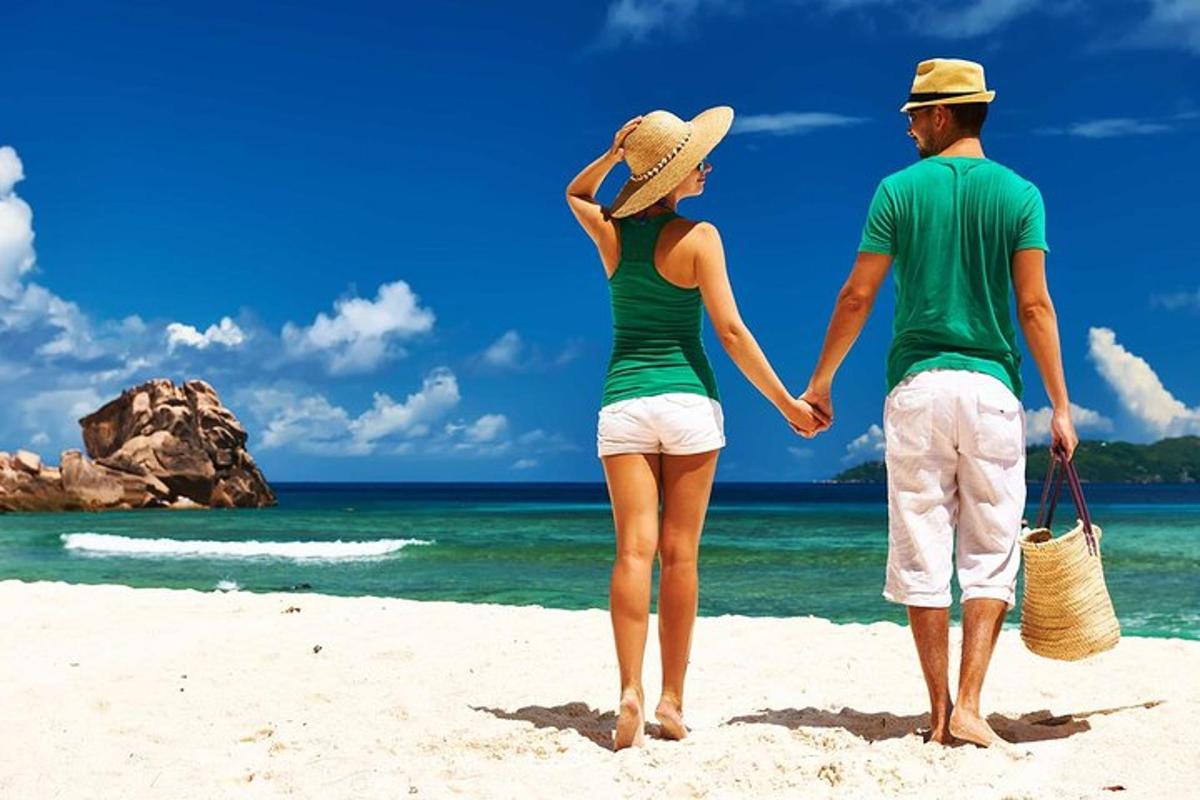 un homme et une femme marchant sur la plage