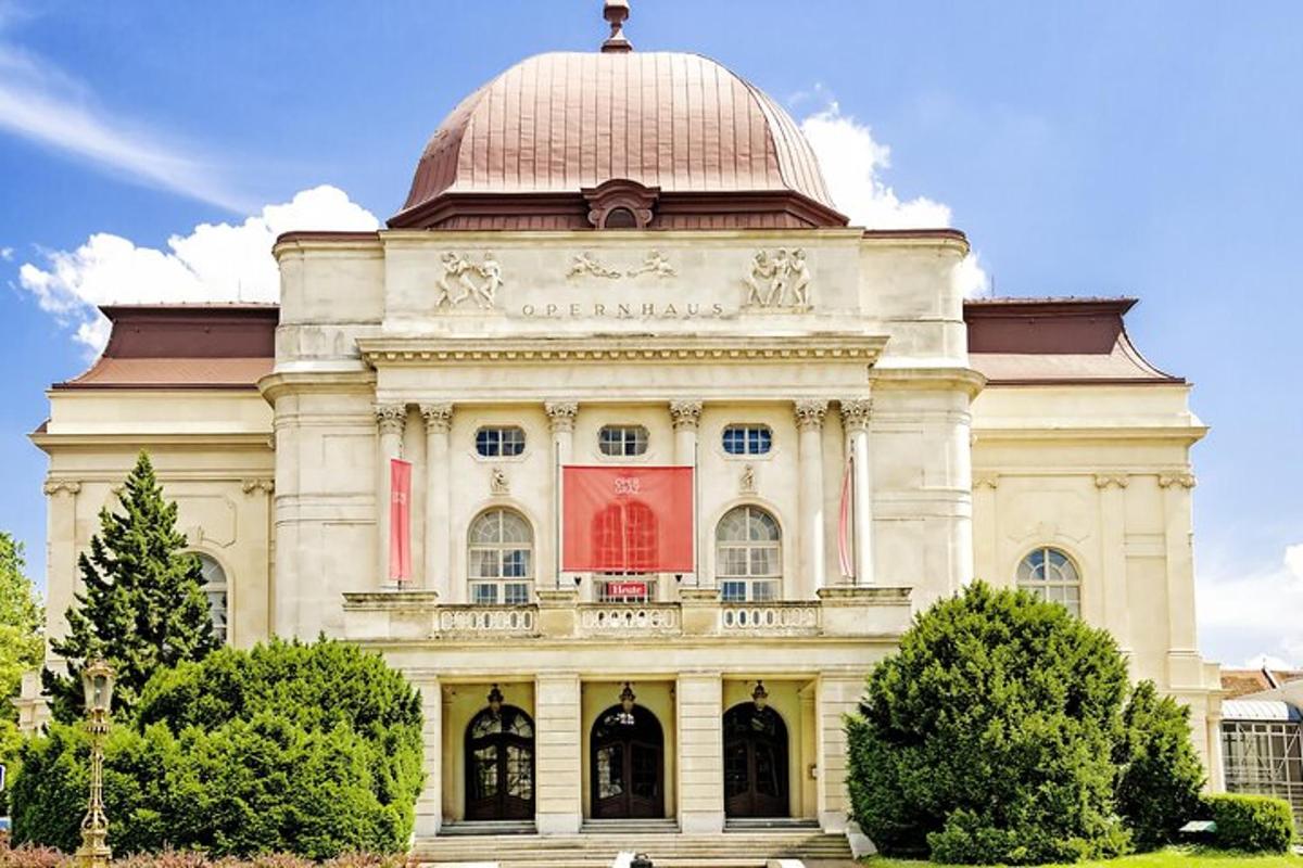 velika stavba s kupolo na vrhu
