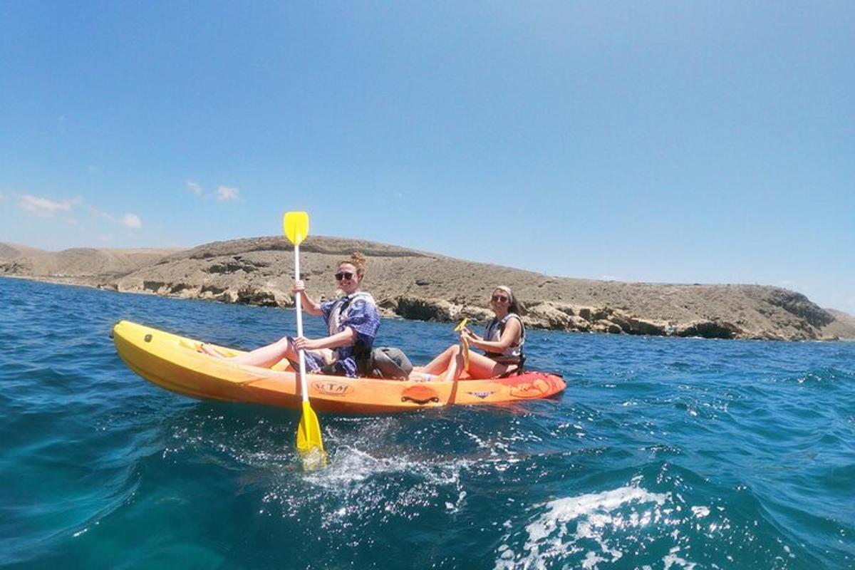 hai người trong chiếc thuyền kayak màu vàng trên mặt nước