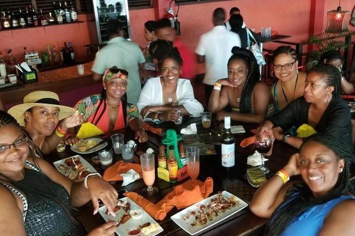 Un grupo de personas sentadas alrededor de una mesa comiendo comida