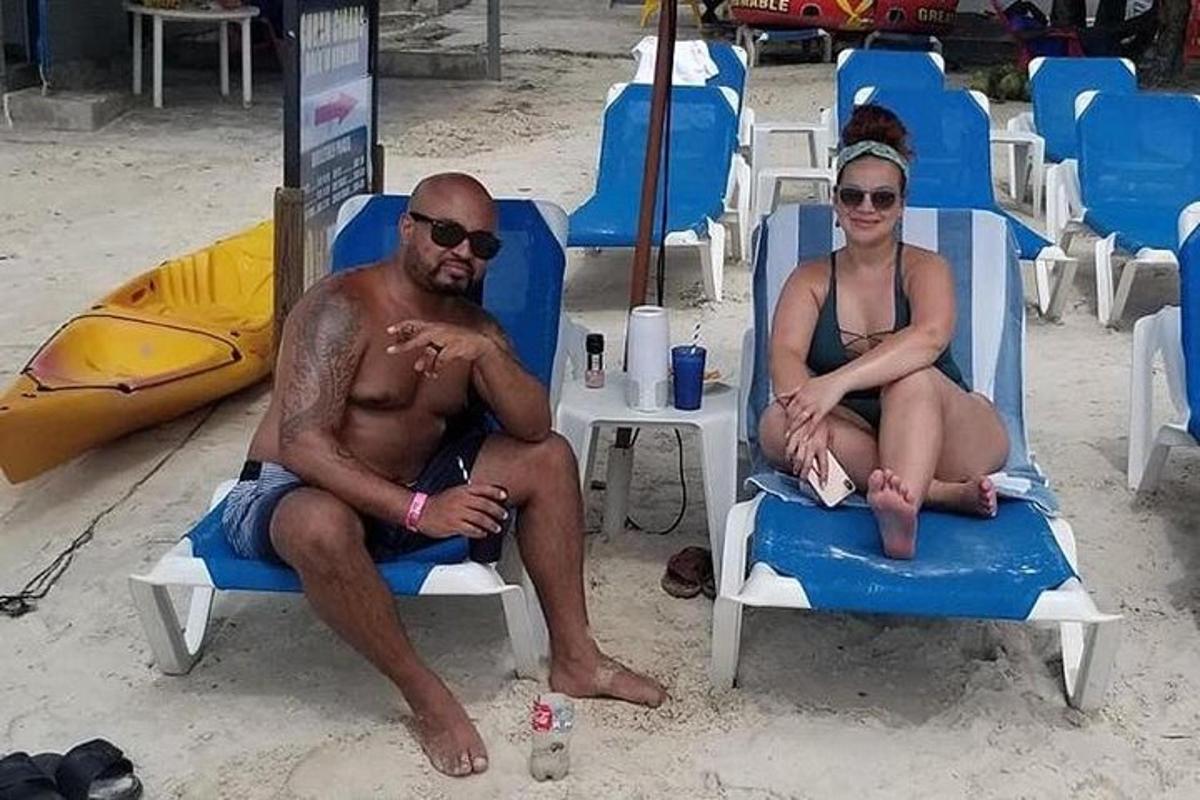 seorang lelaki dan seorang wanita duduk di kerusi di pantai