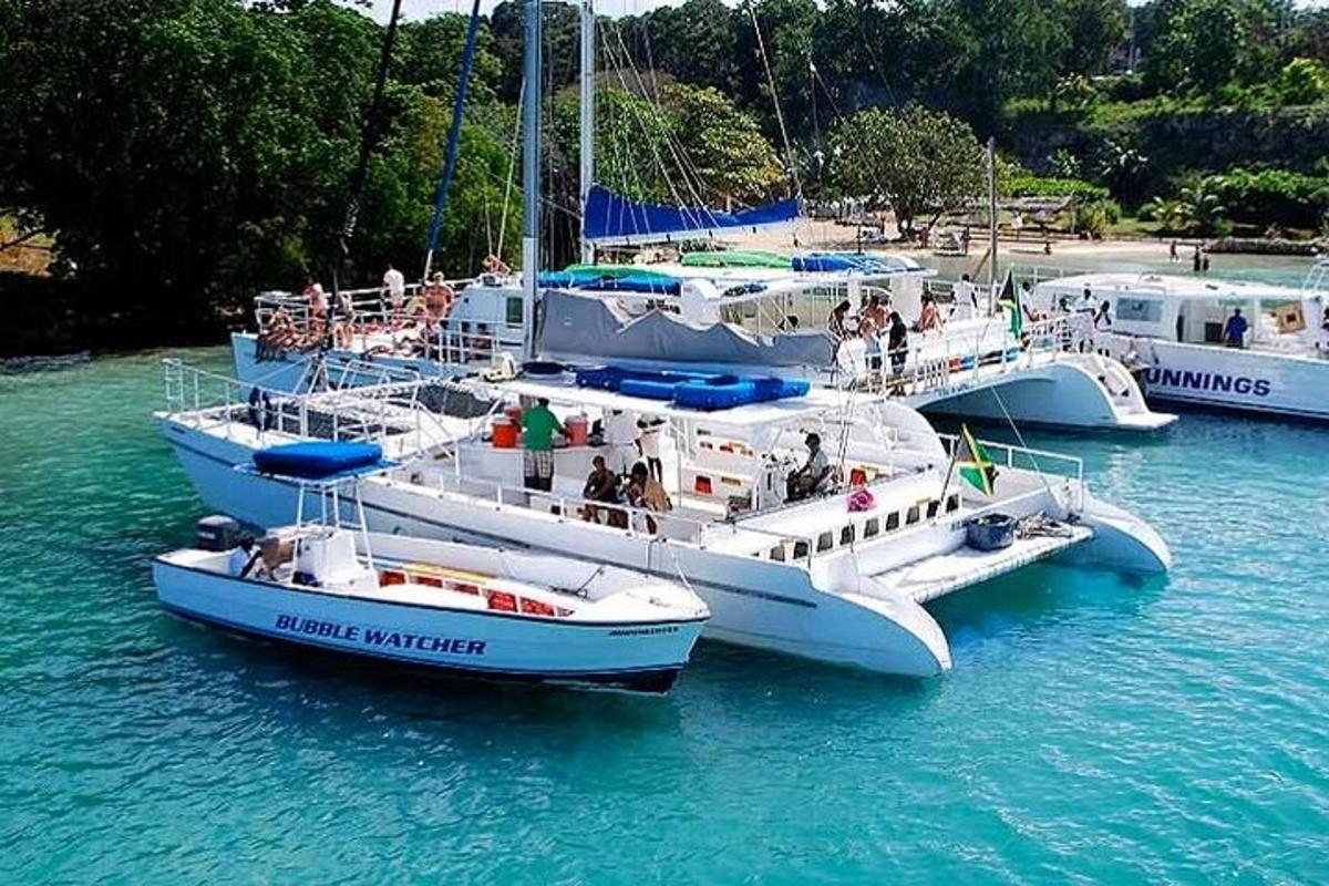 τρεις βάρκες στο νερό με ανθρώπους πάνω τους