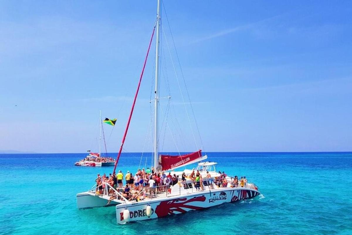 un grupo de personas en un barco en el océano