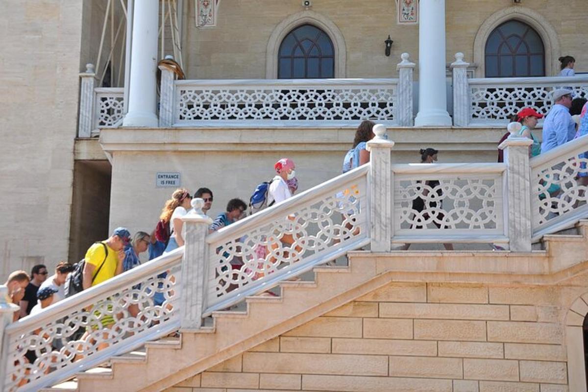 eine Gruppe von Menschen steht auf der Treppe eines Gebäudes