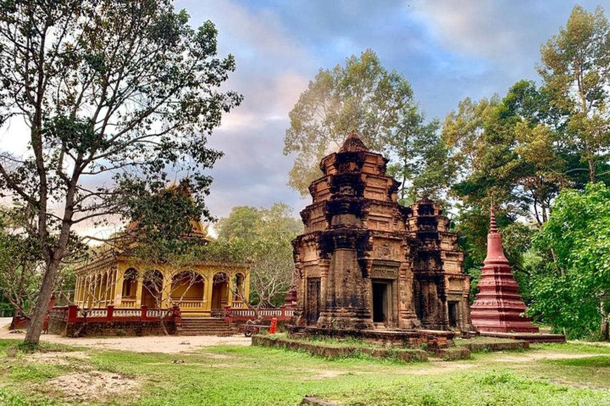 Un edificio antiguo y una pagoda en un parque.