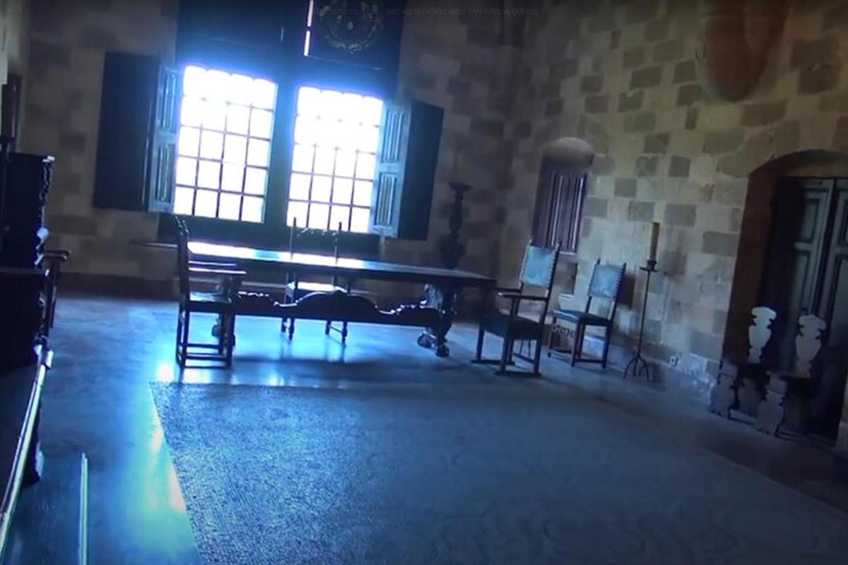 una stanza con un pianoforte in una stanza con finestre