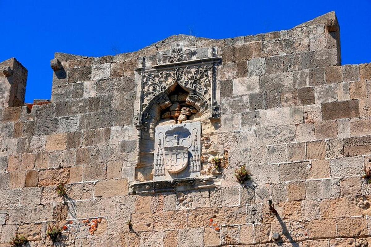 un edificio con una finestra sul lato