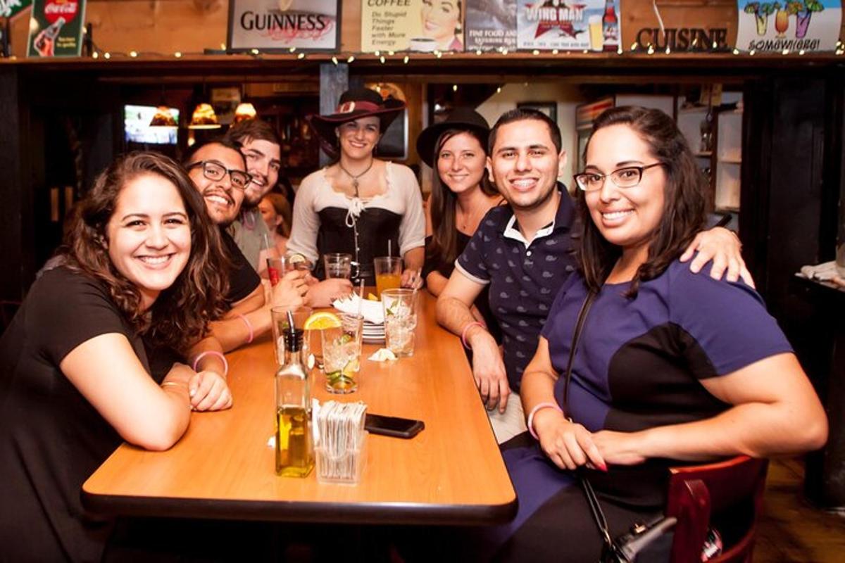 一群人坐在酒吧的一张桌子旁