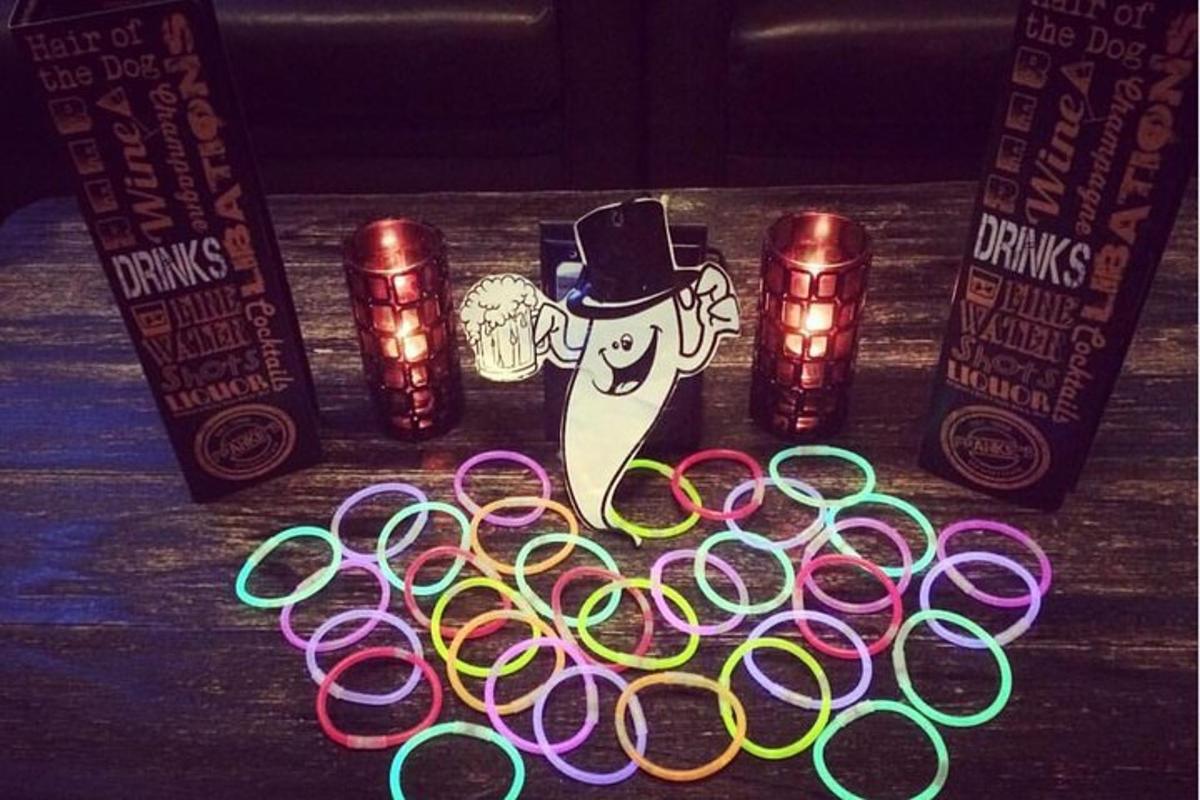 一组手镯和一位戴着高顶礼帽的男子