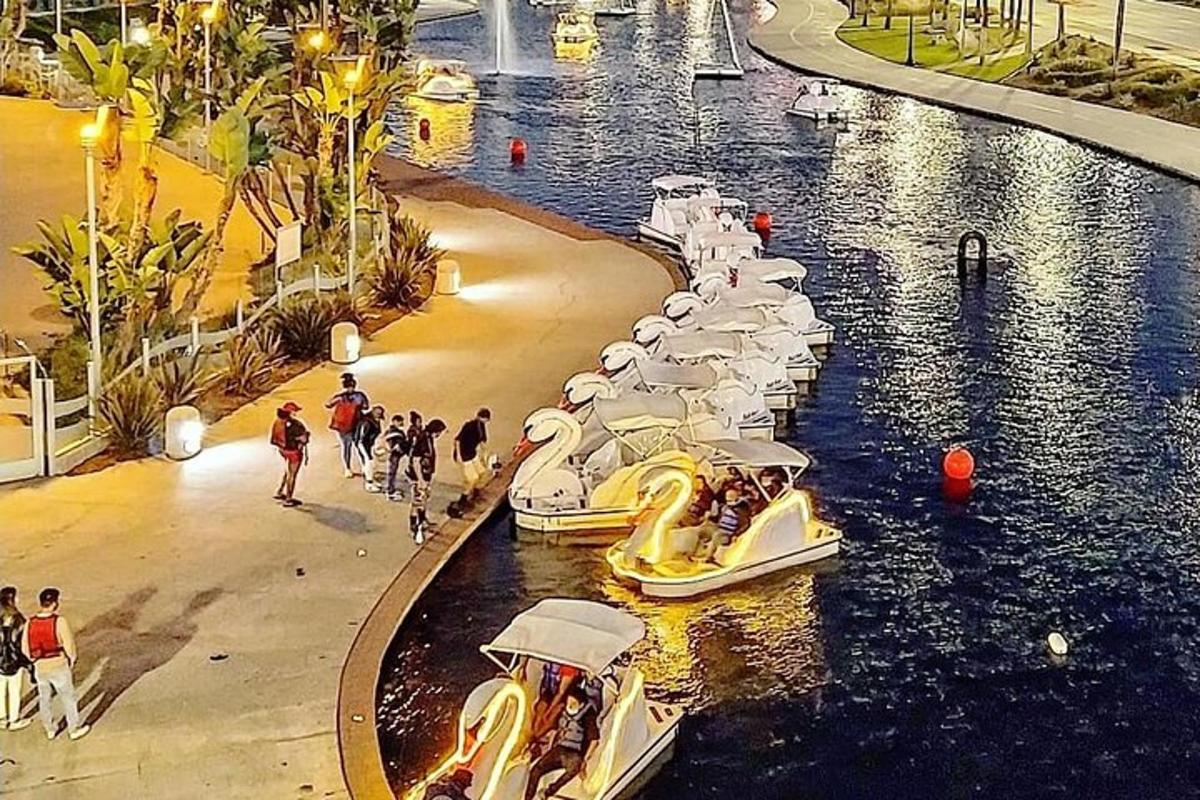 un gruppo di barche è allineato in un canale