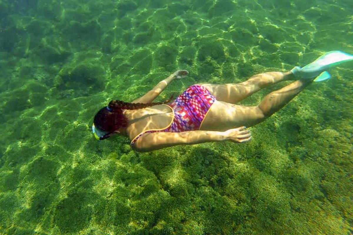 жінка лежить у воді в океані