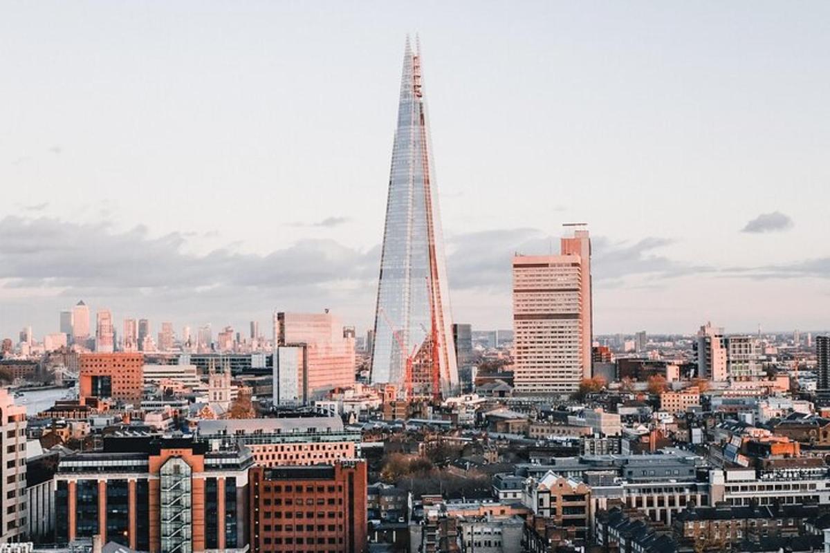 uno skyline della città con la scheggia in lontananza