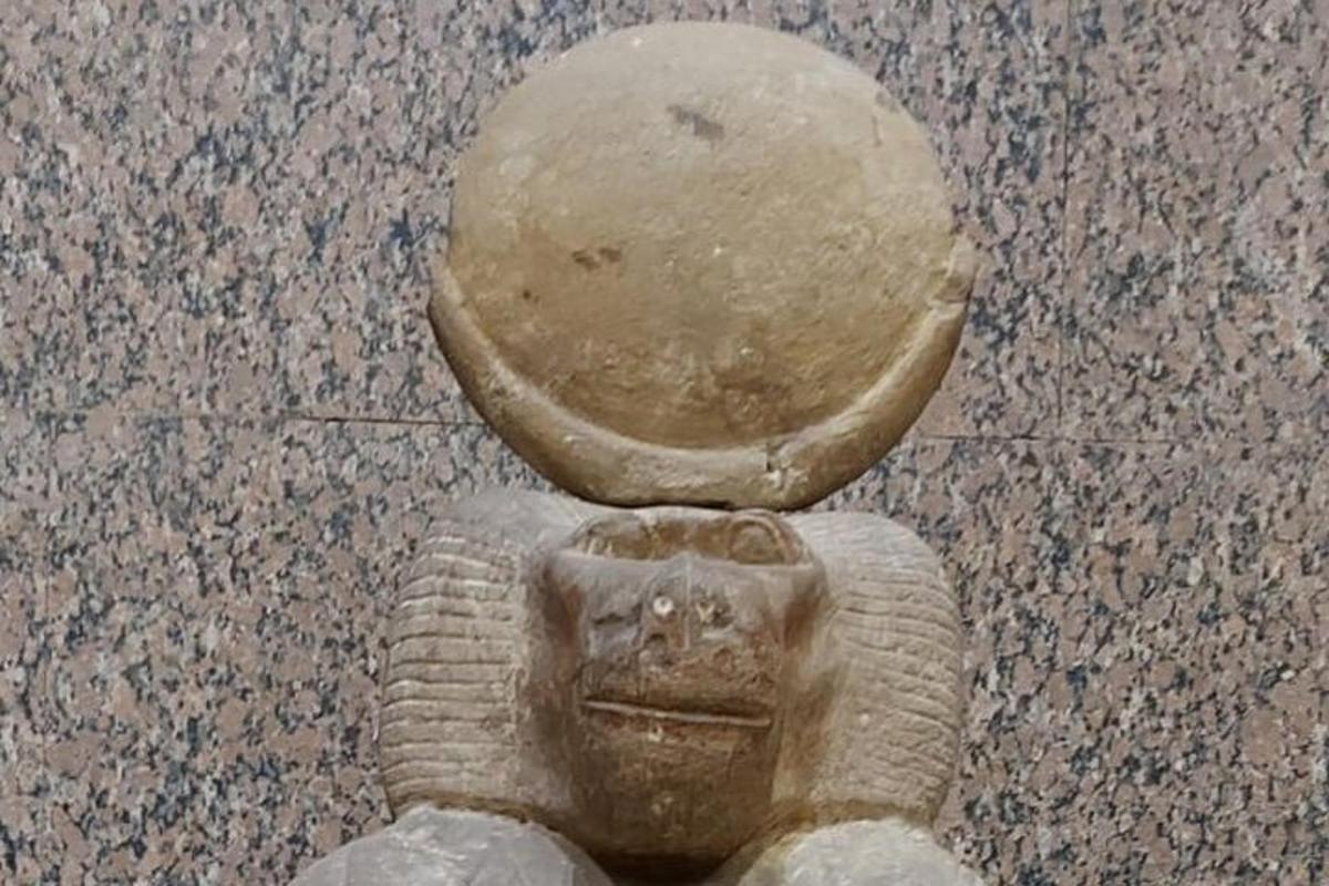 o statuie a unui elefant cu o minge pe cap