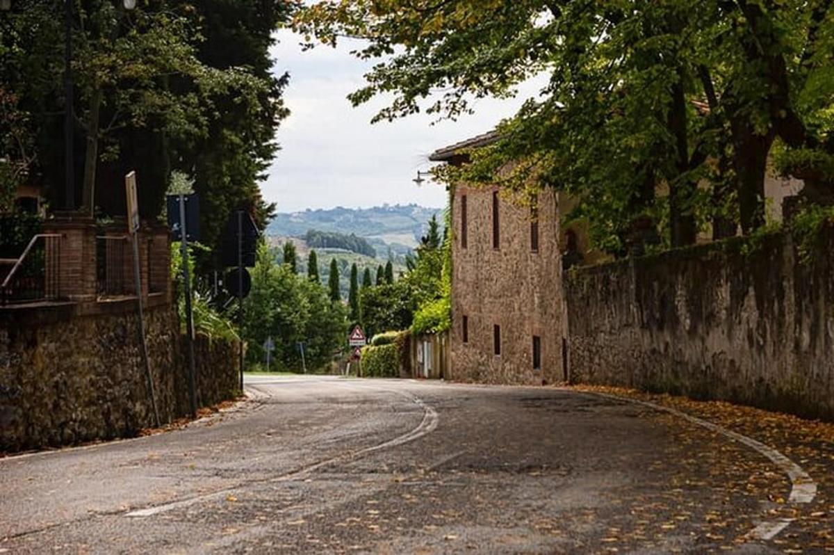 una strada vuota con un edificio sul lato