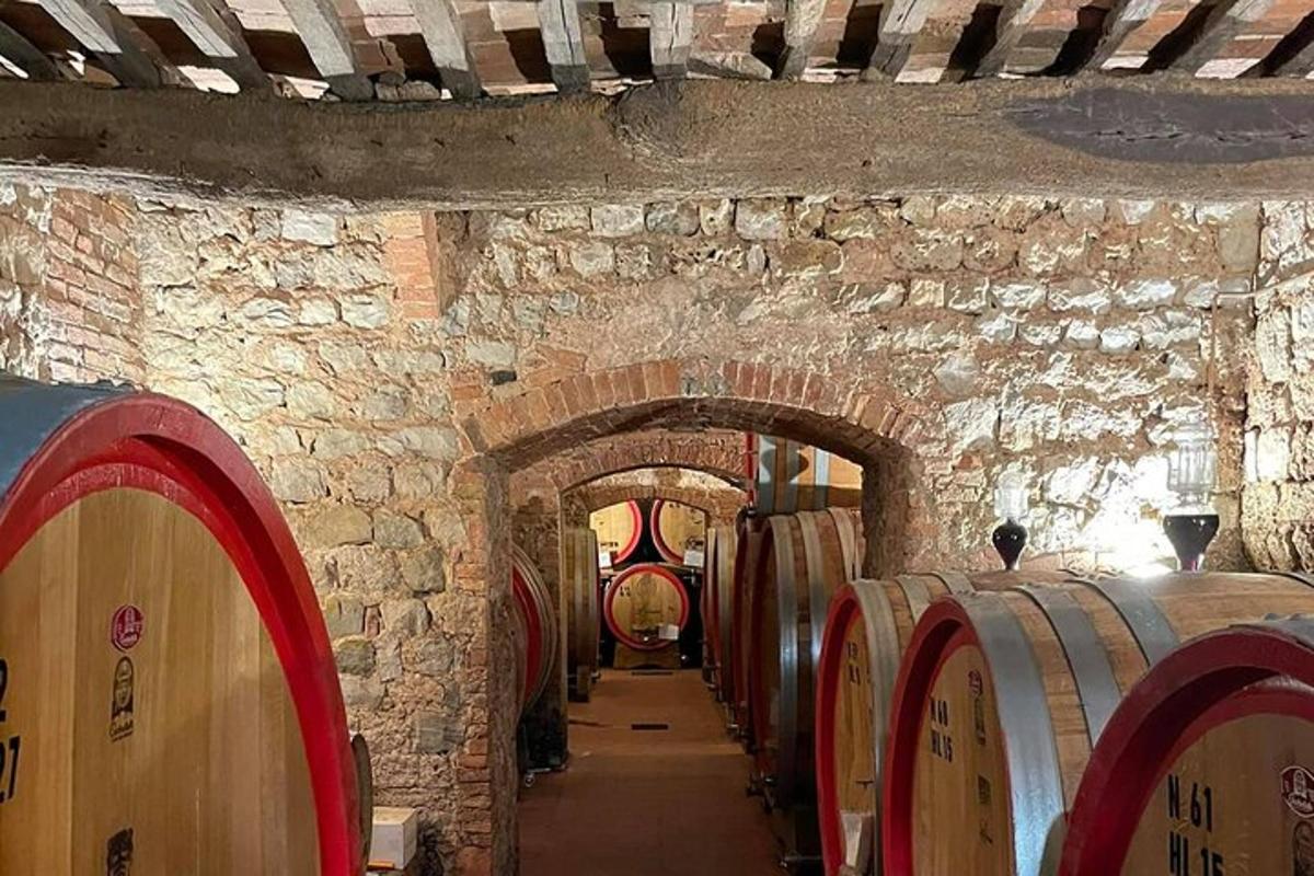 una fila di botti di vino in una cantina di pietra