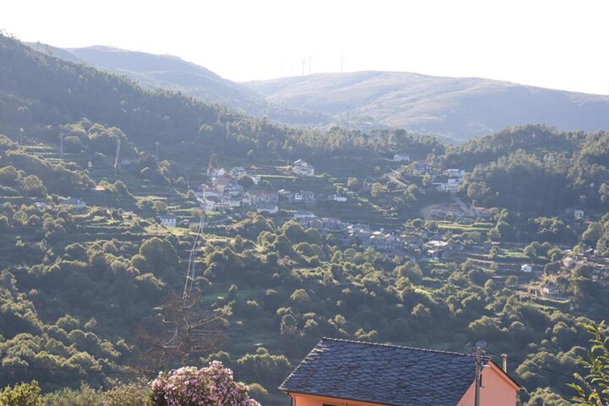 pohled na údolí s domem na kopci