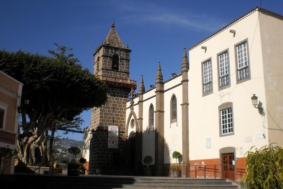 eine Kirche mit einem Glockenturm an der Seite