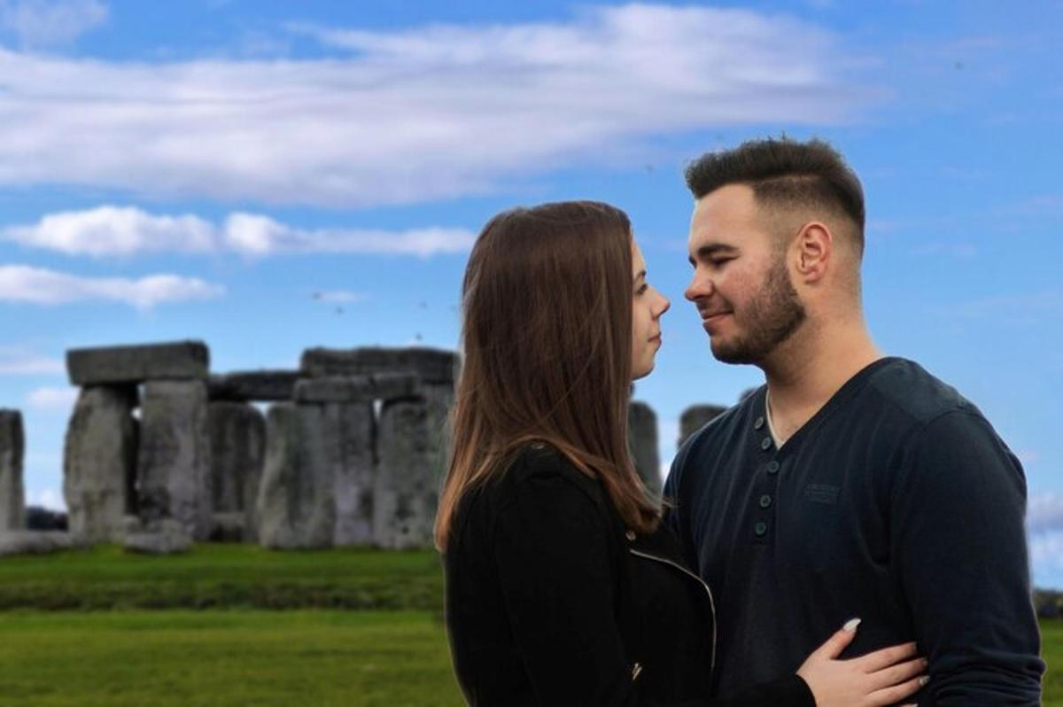 um homem e uma mulher em pé em frente ao monumento