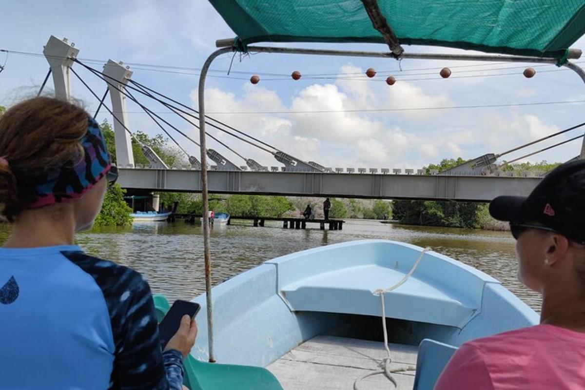 due persone su una barca su un fiume con un ponte