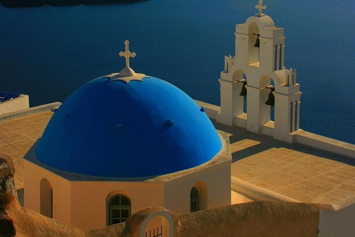 μια εκκλησία με μπλε τρούλο και σταυρό πάνω της