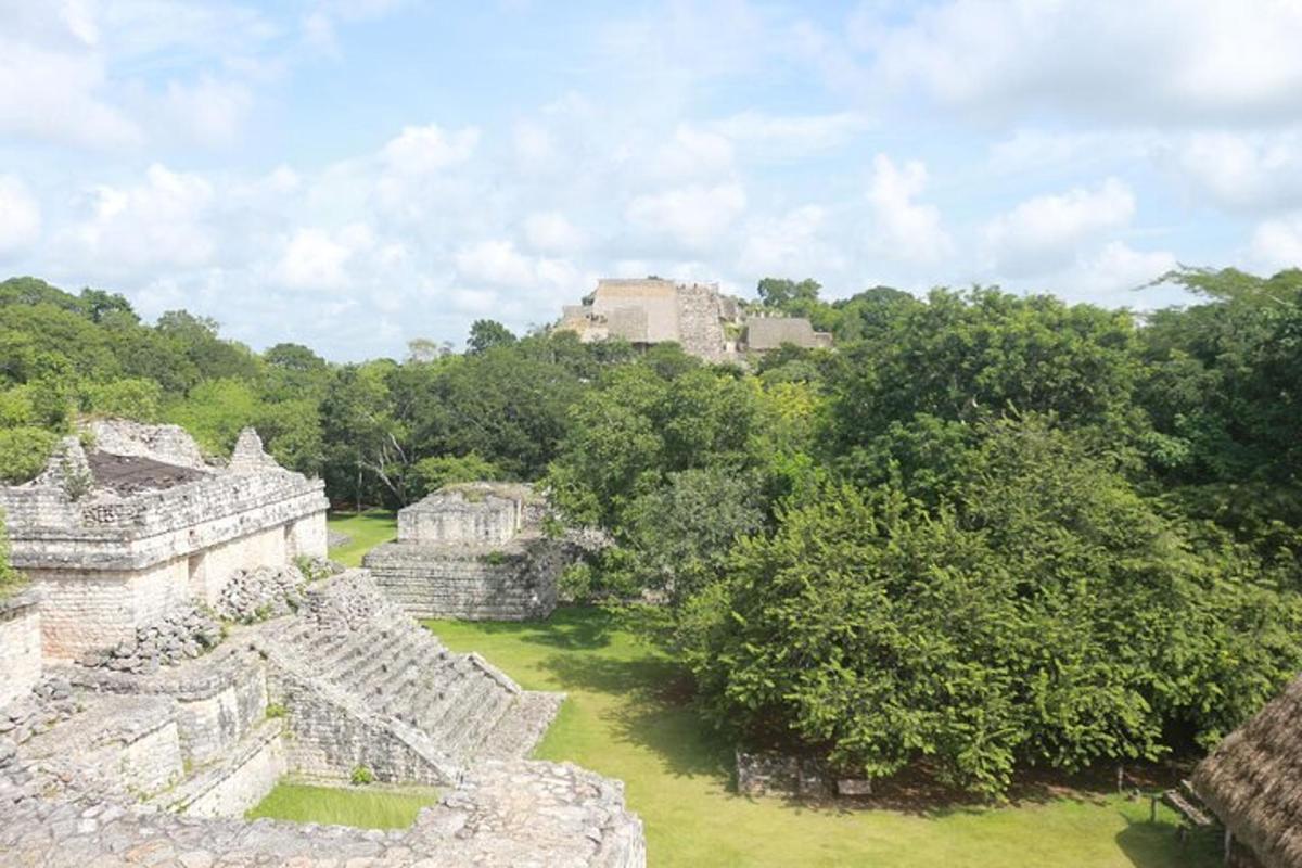 una vista aerea delle rovine di un vecchio edificio