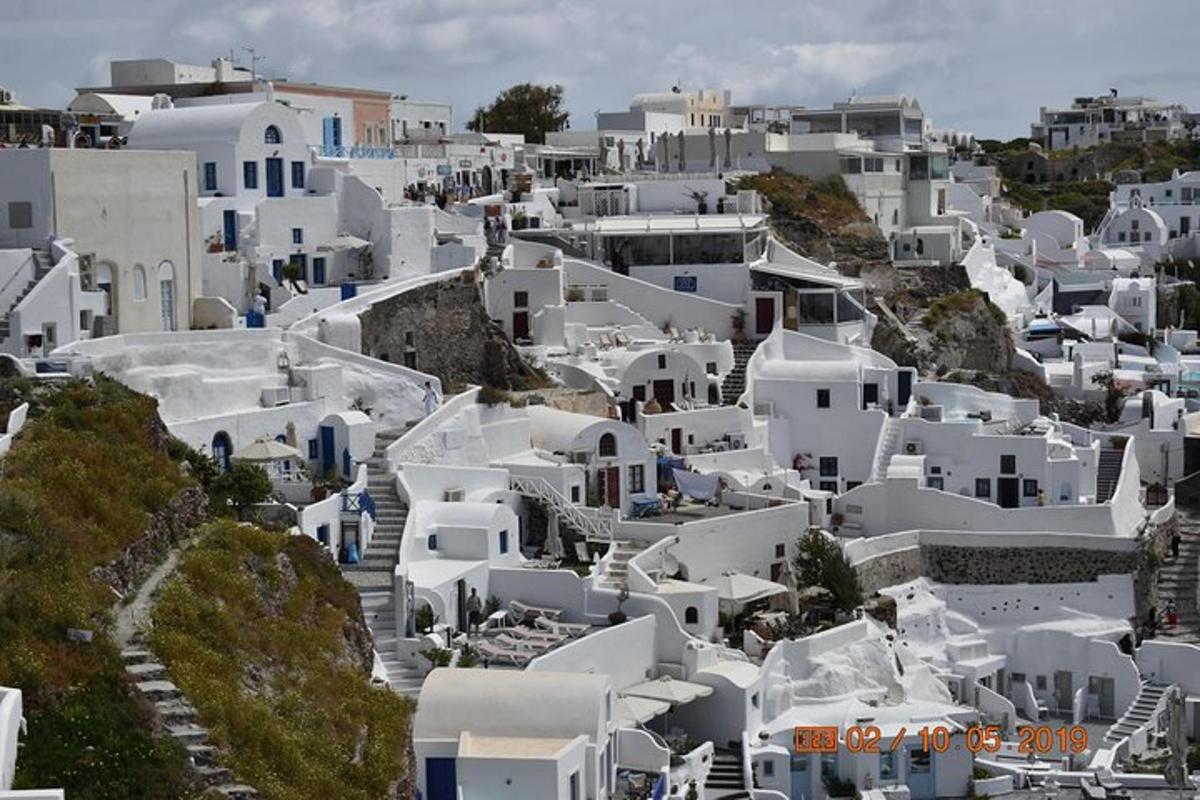 μια θέα ενός χωριού με λευκά κτίρια