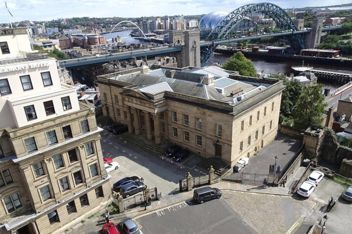 un vecchio edificio con una ruota panoramica sullo sfondo