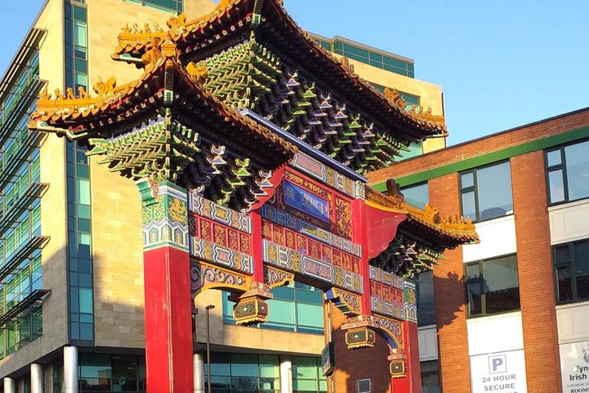 un edificio con una struttura cinese sul lato