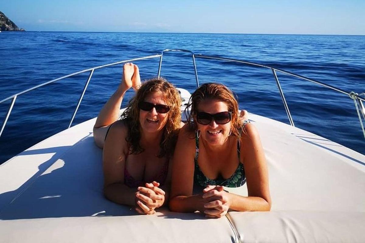 due donne sdraiate su una barca in acqua