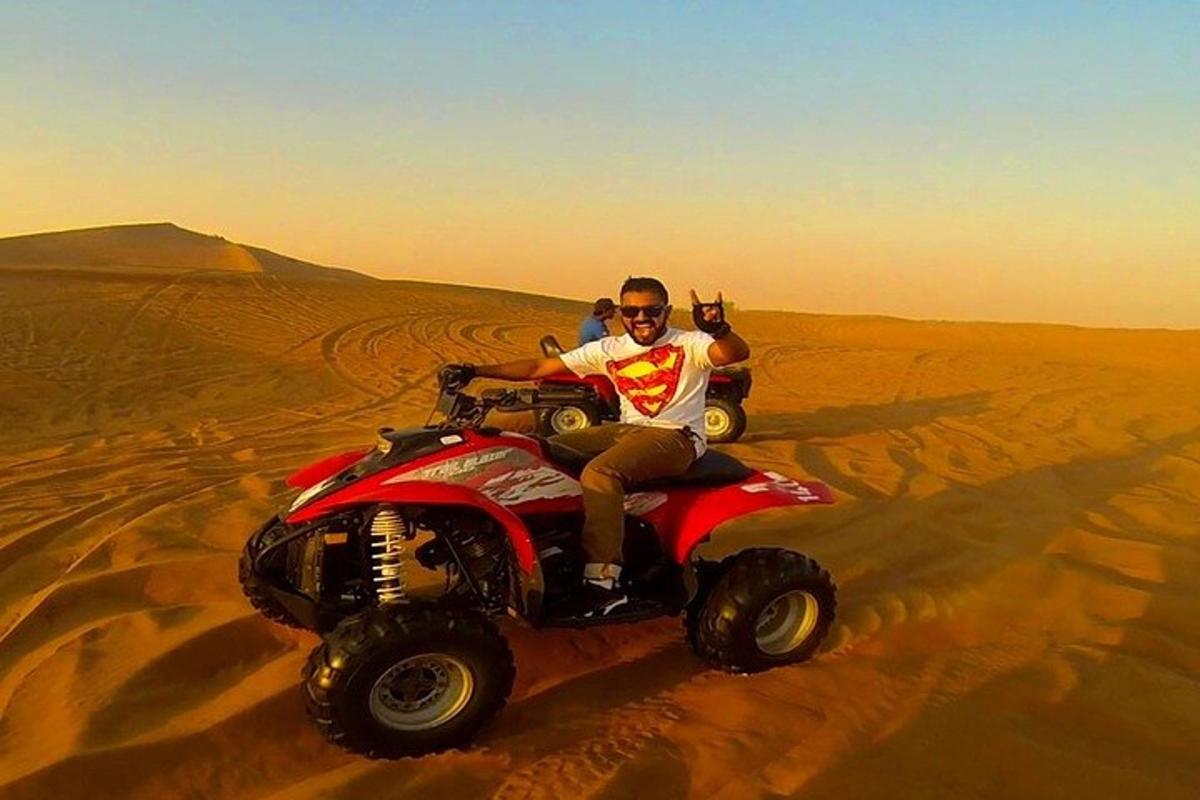 dos homes que viatgen en quads al desert