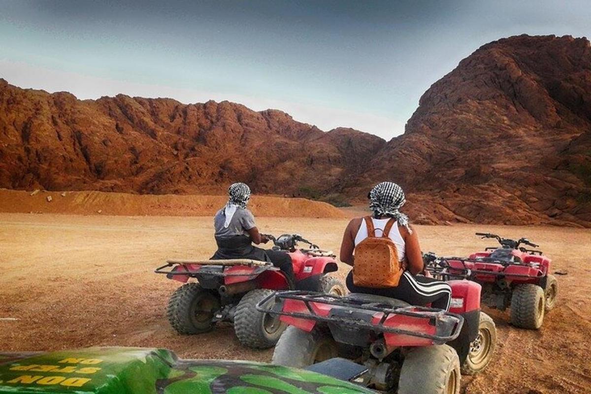 Δύο άνθρωποι οδηγούν ATV στην έρημο