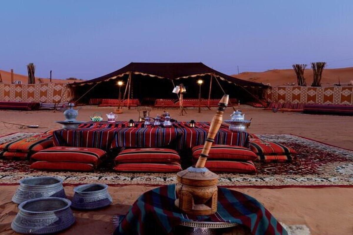 una tenda al desert amb un llit de coixins