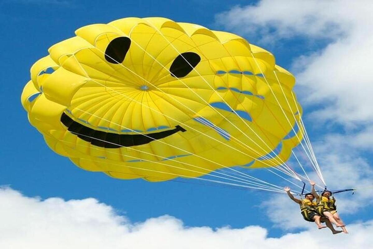 un gruppo di persone su un grande paracadute giallo