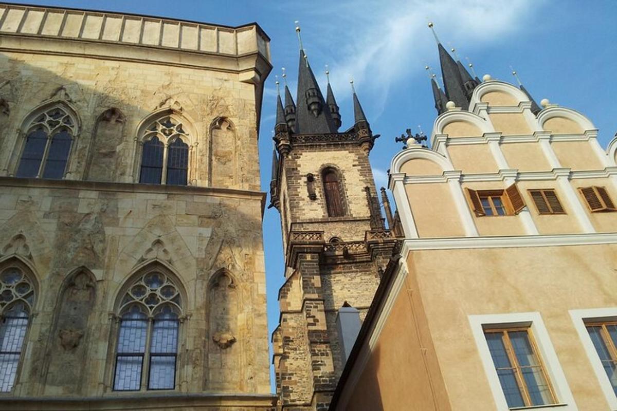 budynek z wieżą zegarową obok budynku